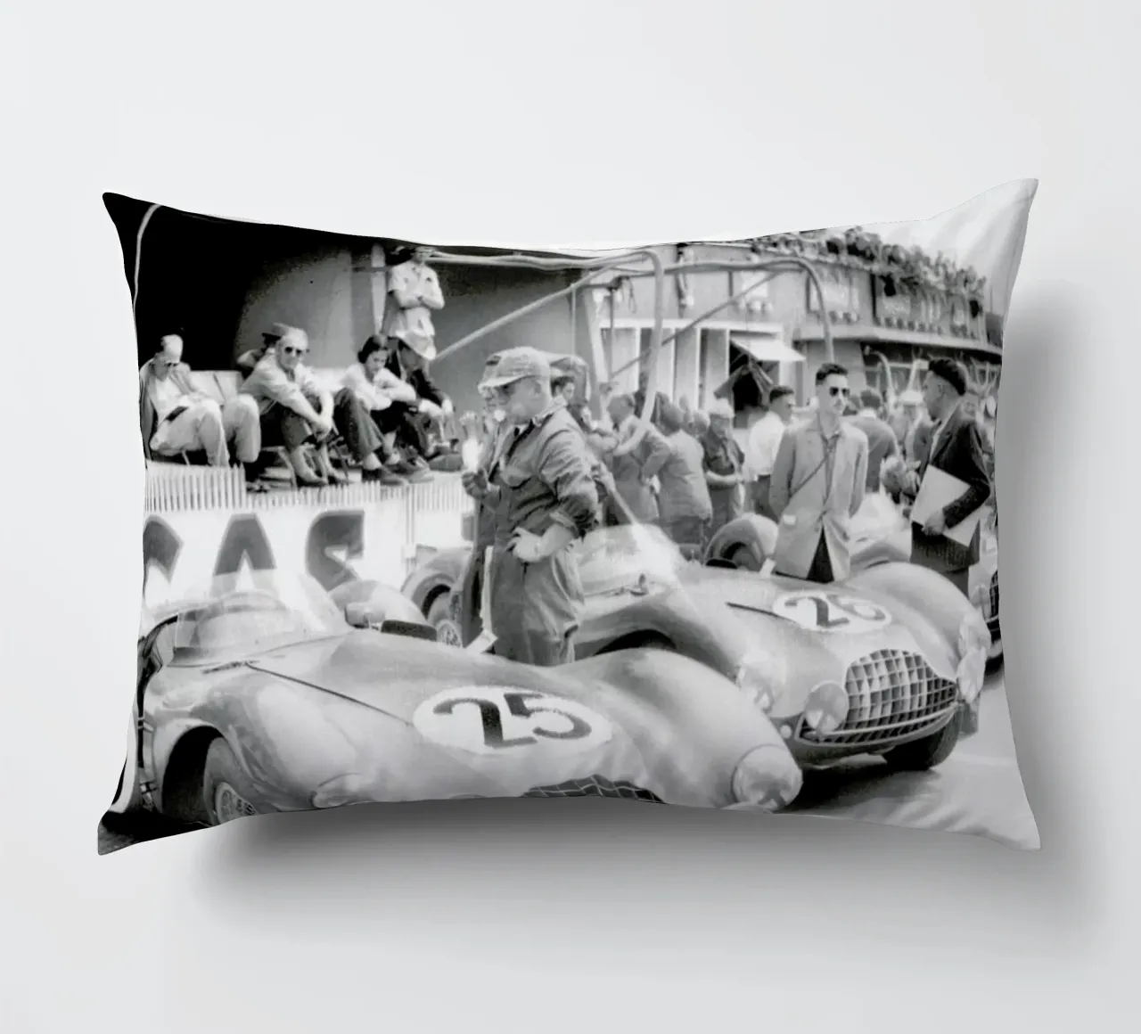 Aston Martin at Le Mans cuscino da Gallery Print and Art Limited