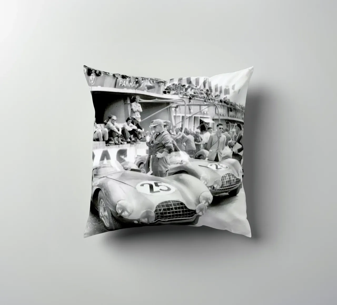 Aston Martin at Le Mans cuscino da Gallery Print and Art Limited