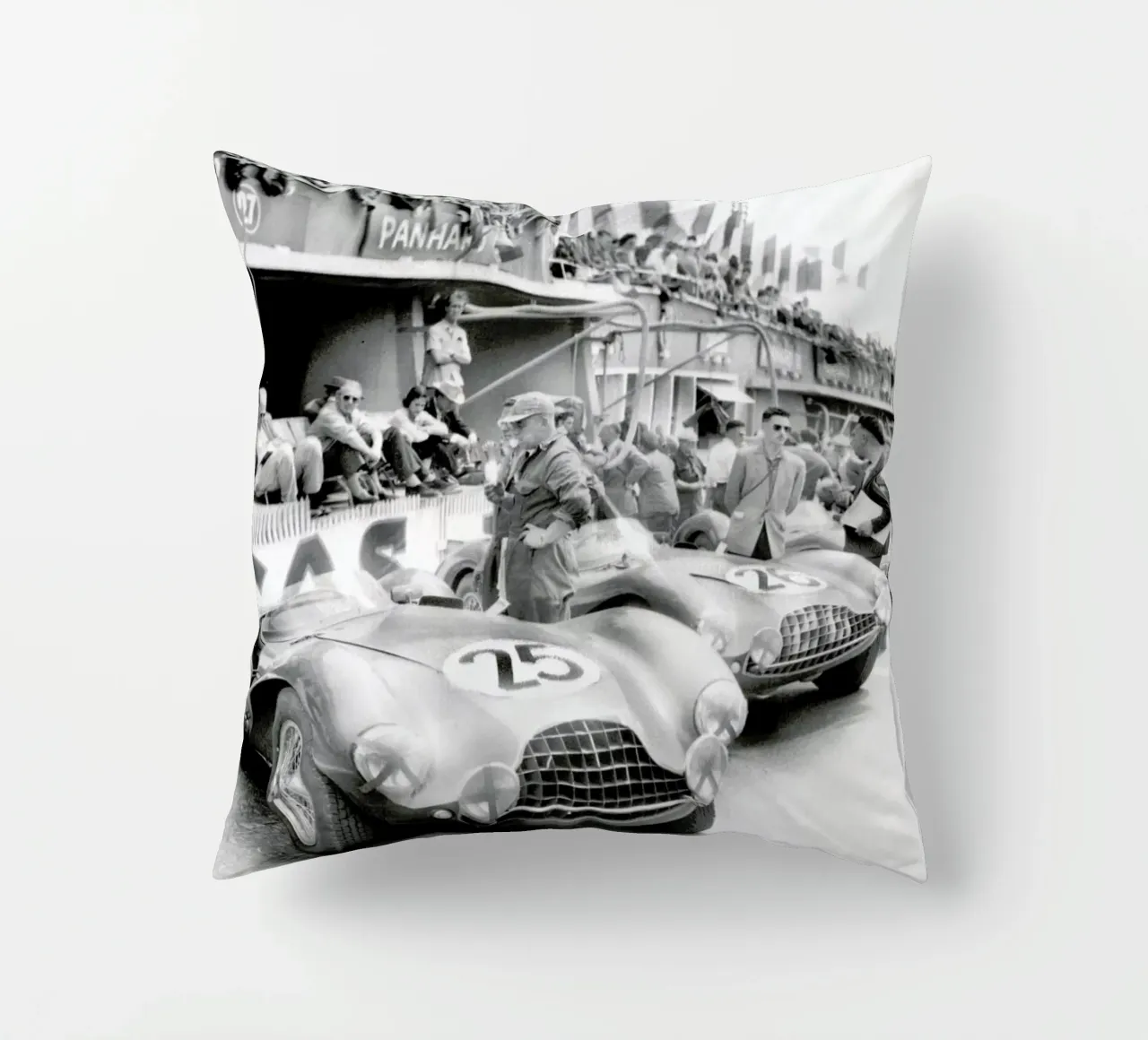 Aston Martin at Le Mans cuscino da Gallery Print and Art Limited