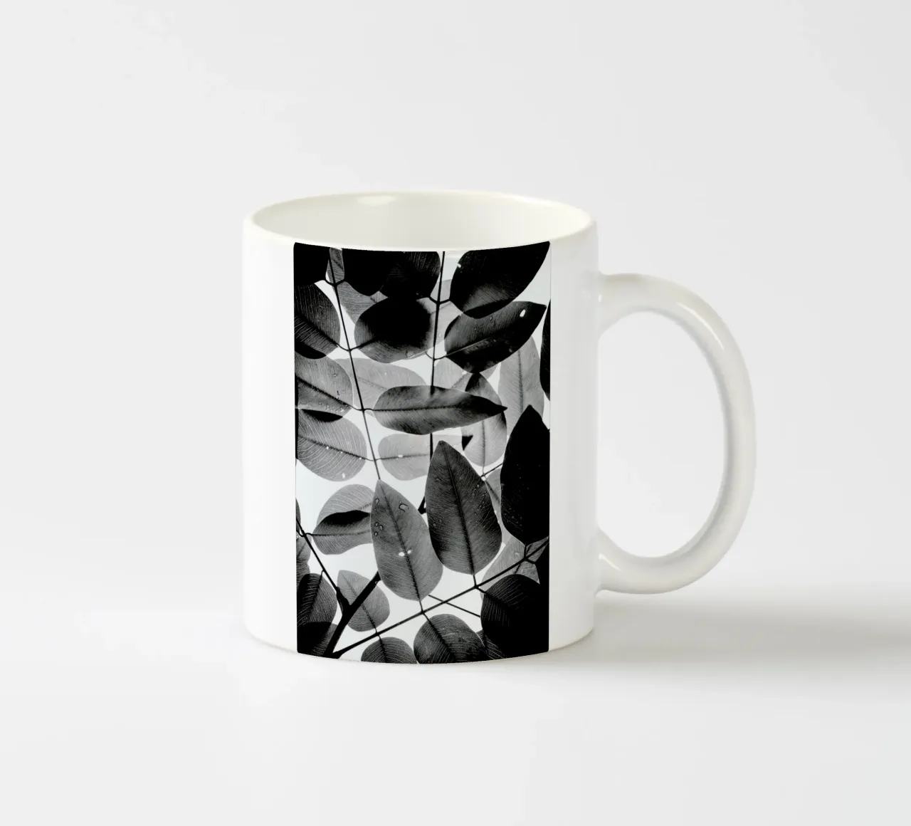 Experiments with Leaves II taza de cerámica de Tal Paz-Fridman