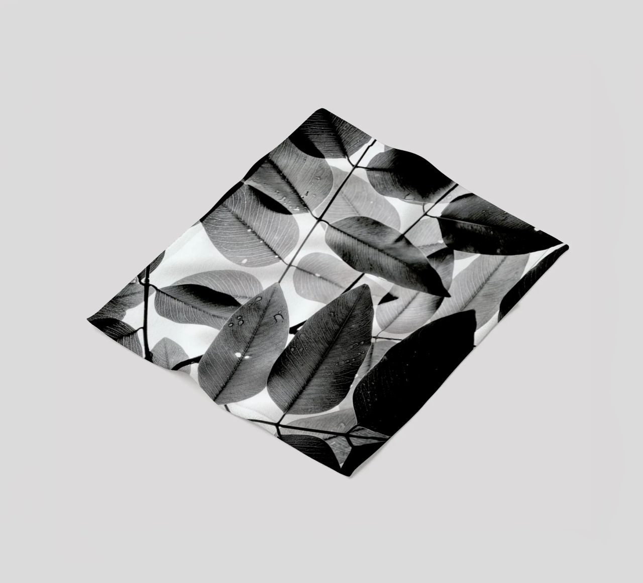 Experiments with Leaves II coperta in pile da Tal Paz-Fridman