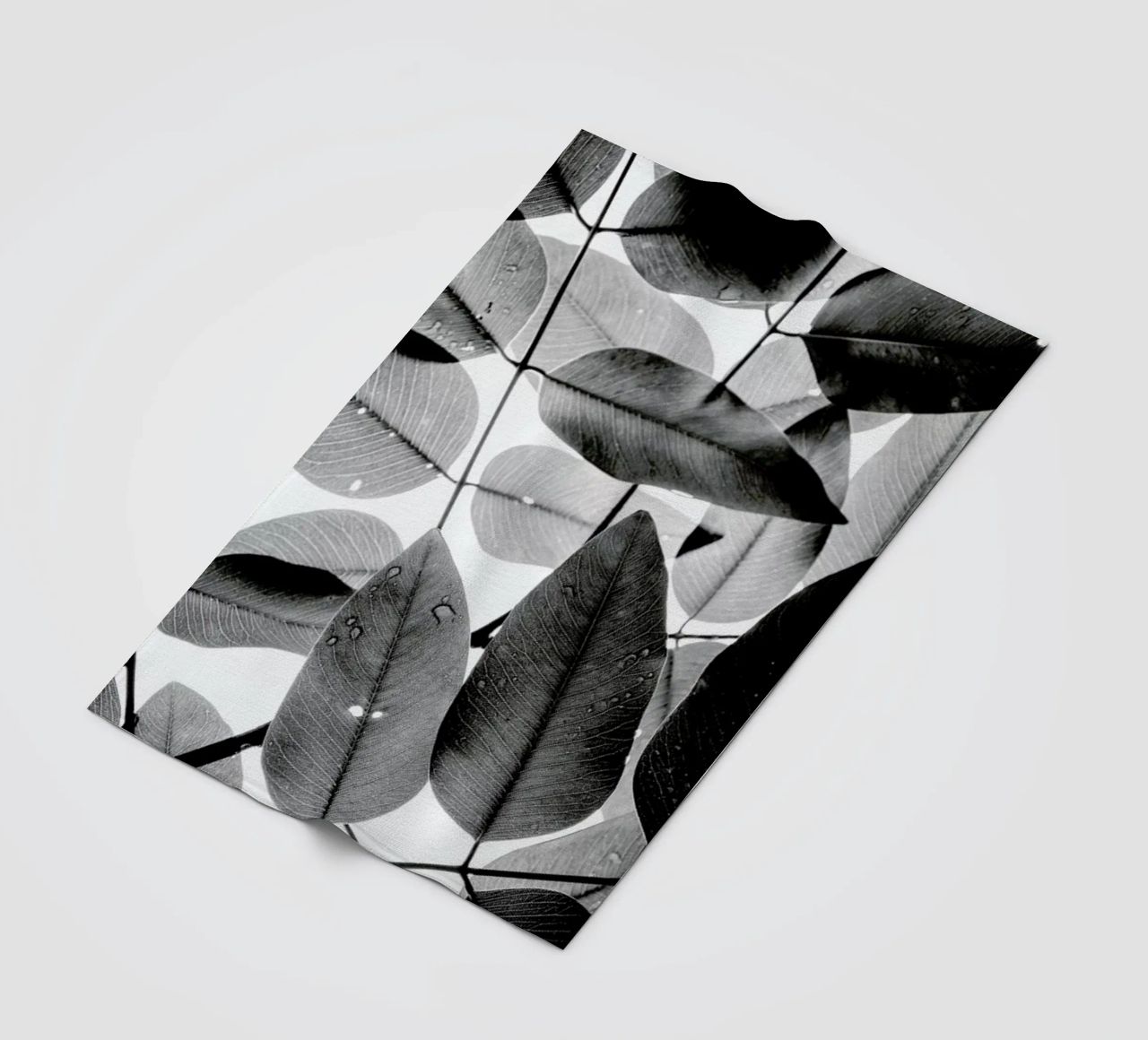Experiments with Leaves II coperta in pile da Tal Paz-Fridman