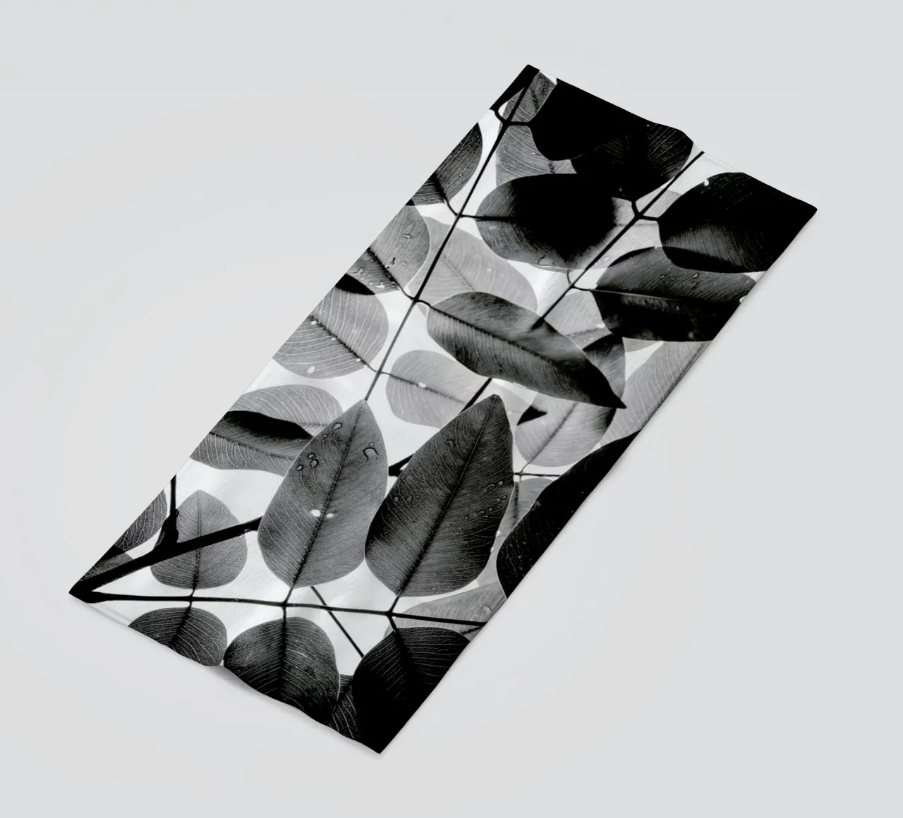Experiments with Leaves II Strandtuch von Tal Paz-Fridman