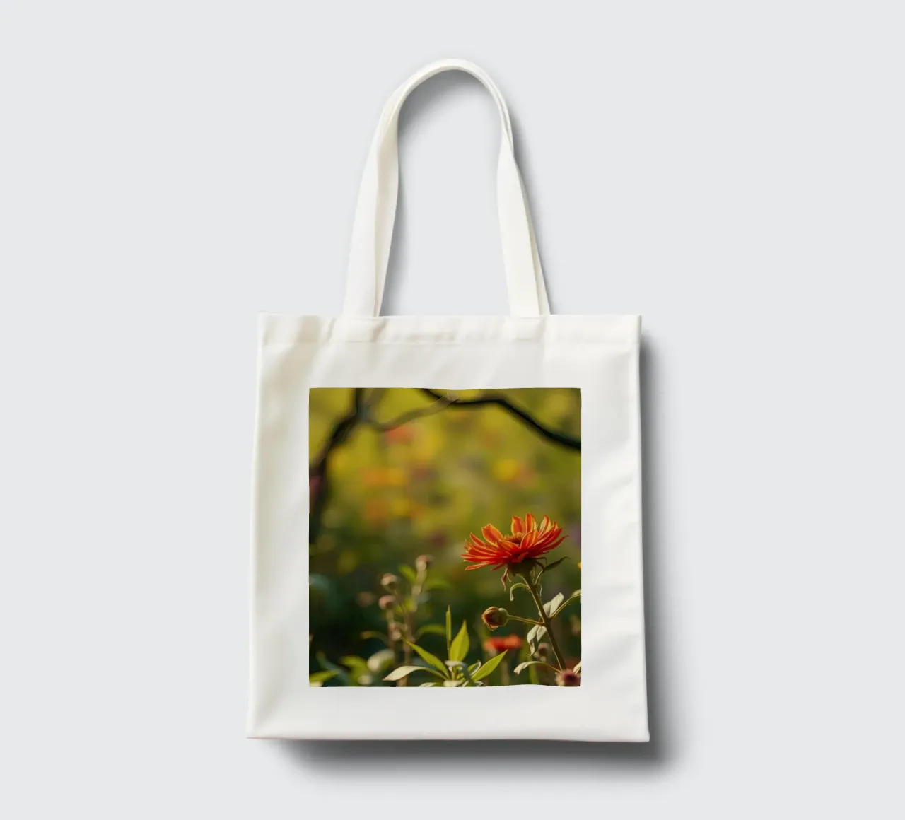 Fiori colorati sbocciano in un giardino sereno durante l'ora d'oro borsa in juta da DesignDoodle