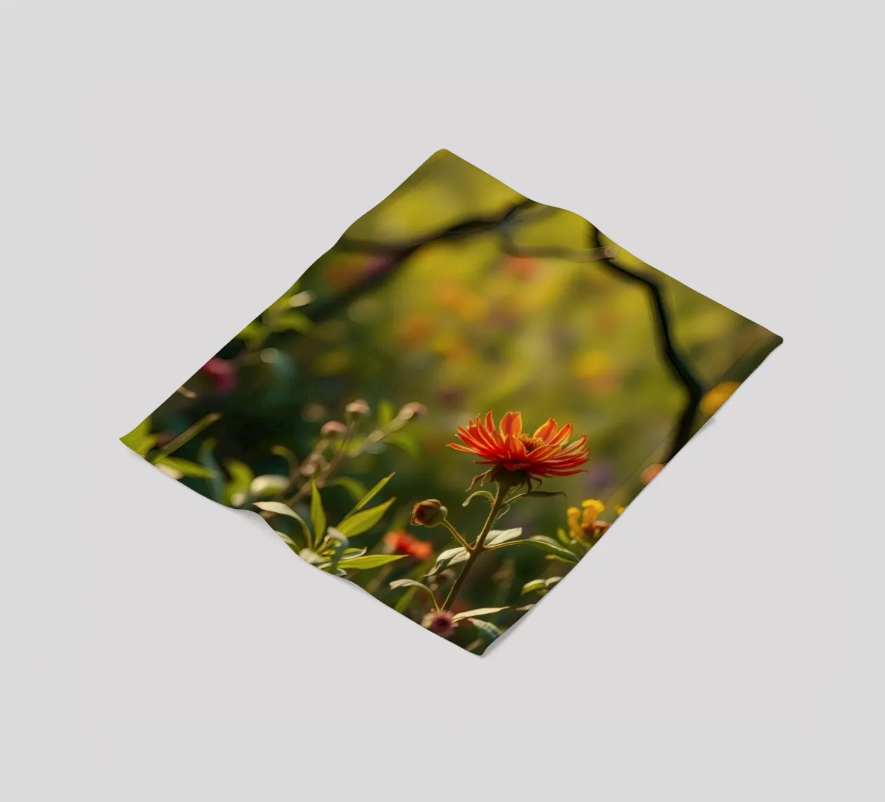 Fiori colorati sbocciano in un giardino sereno durante l'ora d'oro coperta in pile da DesignDoodle