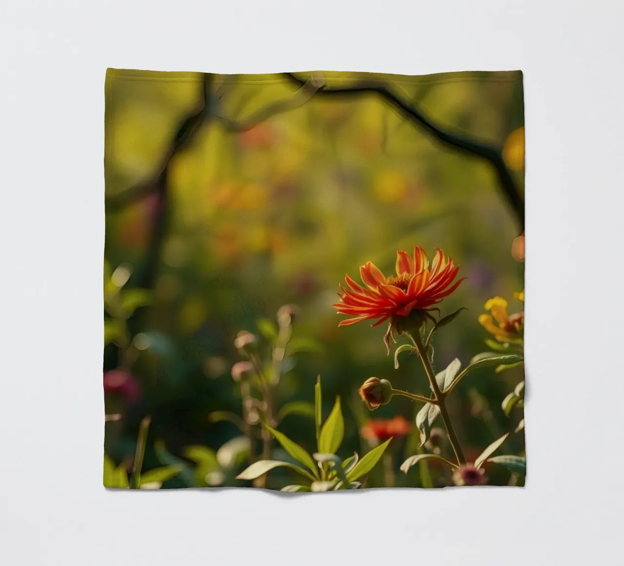 Fiori colorati sbocciano in un giardino sereno durante l'ora d'oro coperta in pile da DesignDoodle