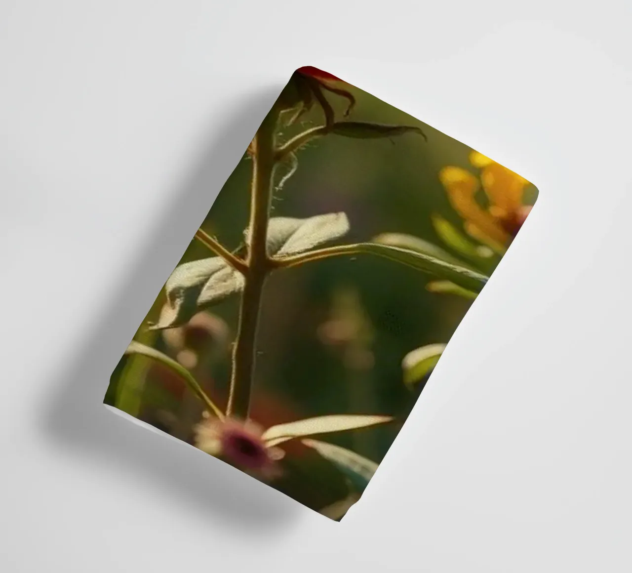 Fiori colorati sbocciano in un giardino sereno durante l'ora d'oro asciugamano da bagno da DesignDoodle