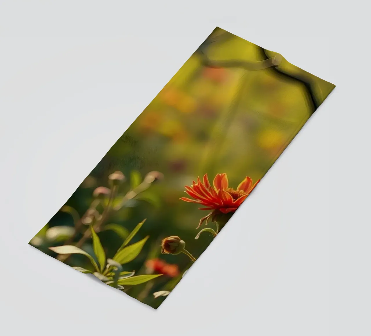 Fiori colorati sbocciano in un giardino sereno durante l'ora d'oro telo mare da DesignDoodle