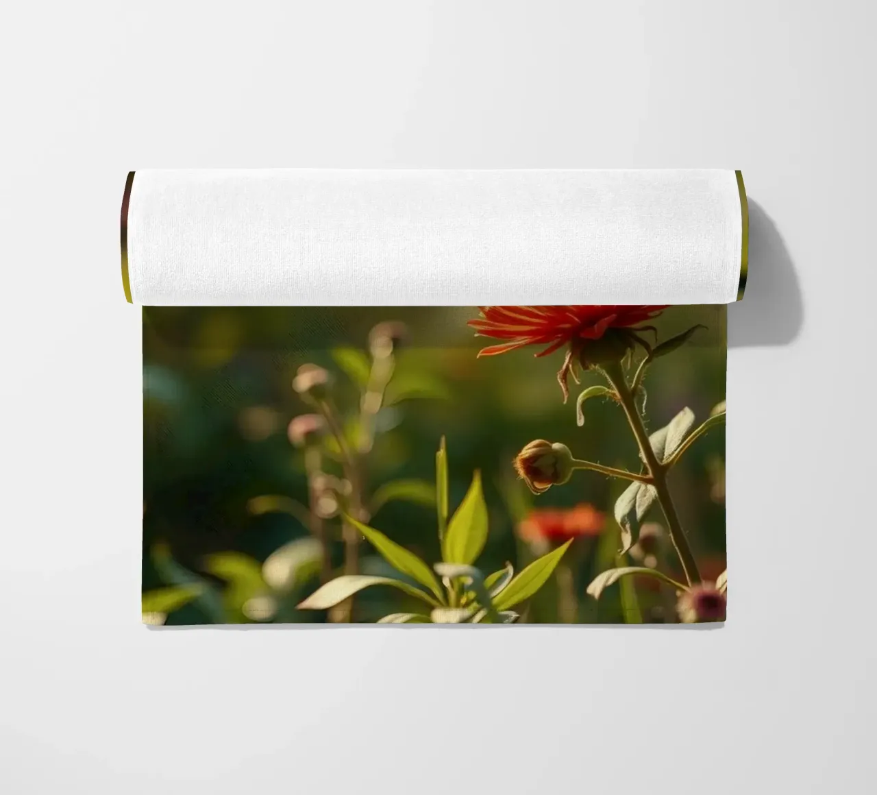 Fiori colorati sbocciano in un giardino sereno durante l'ora d'oro telo mare da DesignDoodle