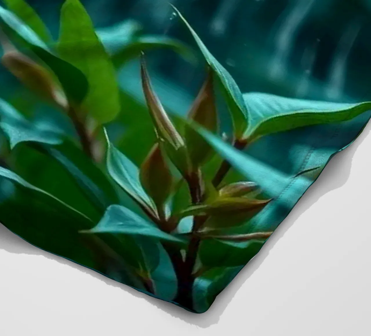 La pioggia cade dolcemente sulle foglie verdi di un giardino lussureggiante coperta in pile da DesignDoodle