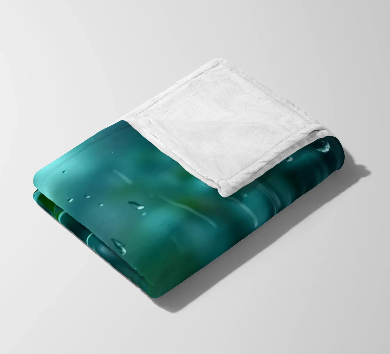 La pioggia cade dolcemente sulle foglie verdi di un giardino lussureggiante coperta in pile da DesignDoodle