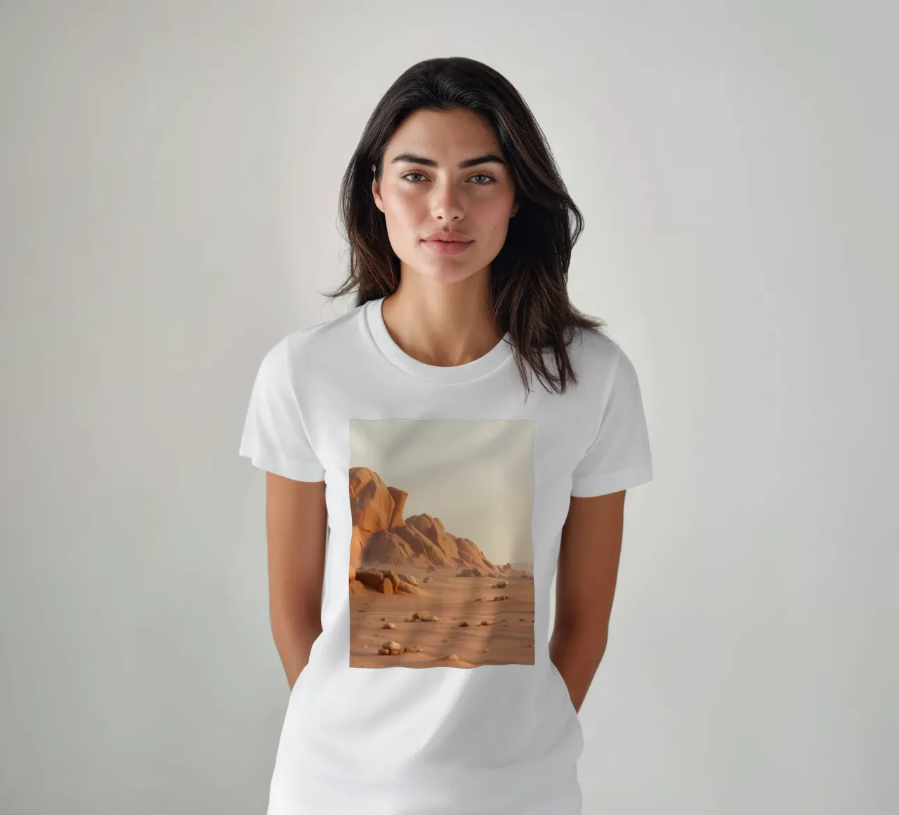 Un vaste paysage désertique avec des formations rocheuses uniques t-shirt de DesignDoodle