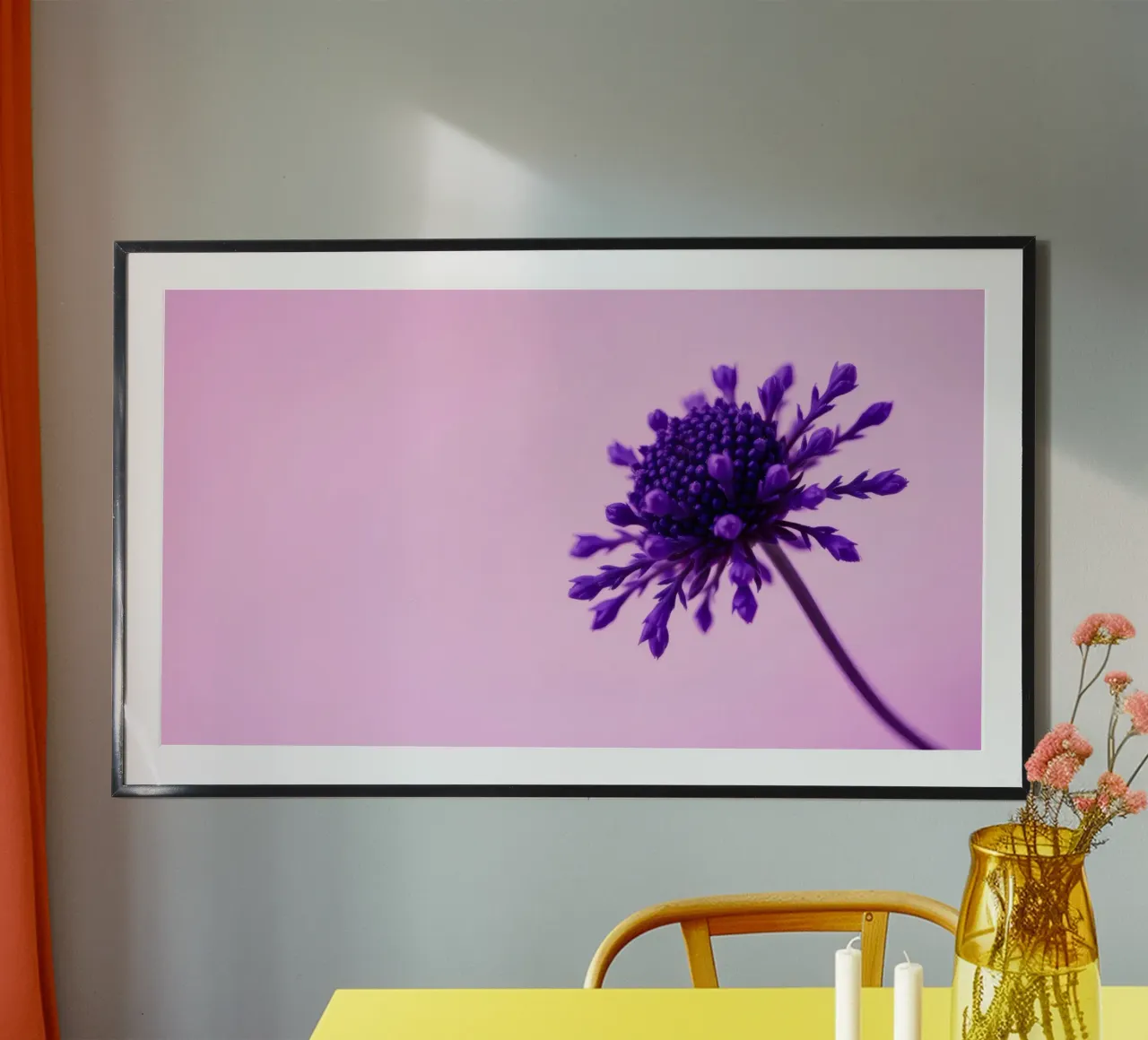 Un fiore viola si staglia su uno sfondo rosa tenue poster con telaio in alluminio da DesignDoodle