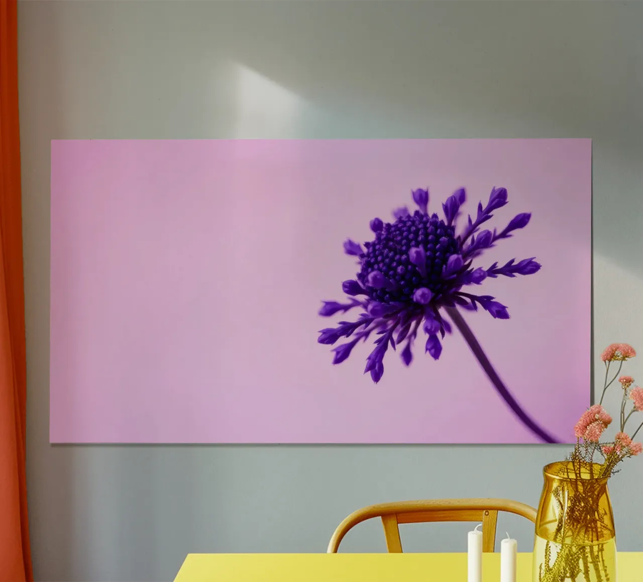Un fiore viola si staglia su uno sfondo rosa tenue poster con telaio in alluminio da DesignDoodle