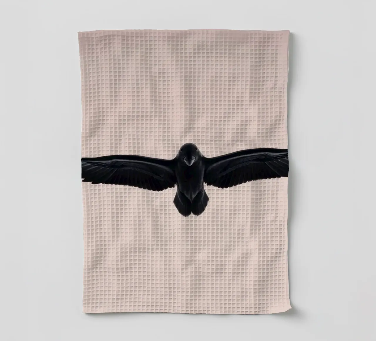 Majestueux oiseau noir s'élevant dans un ciel doux et pastel torchon de DesignDoodle