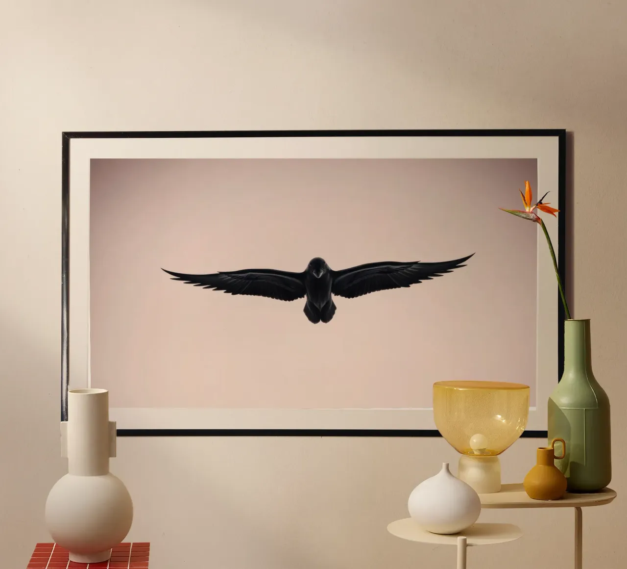 Majestueux oiseau noir s'élevant dans un ciel doux et pastel poster avec cadre en aluminium de DesignDoodle