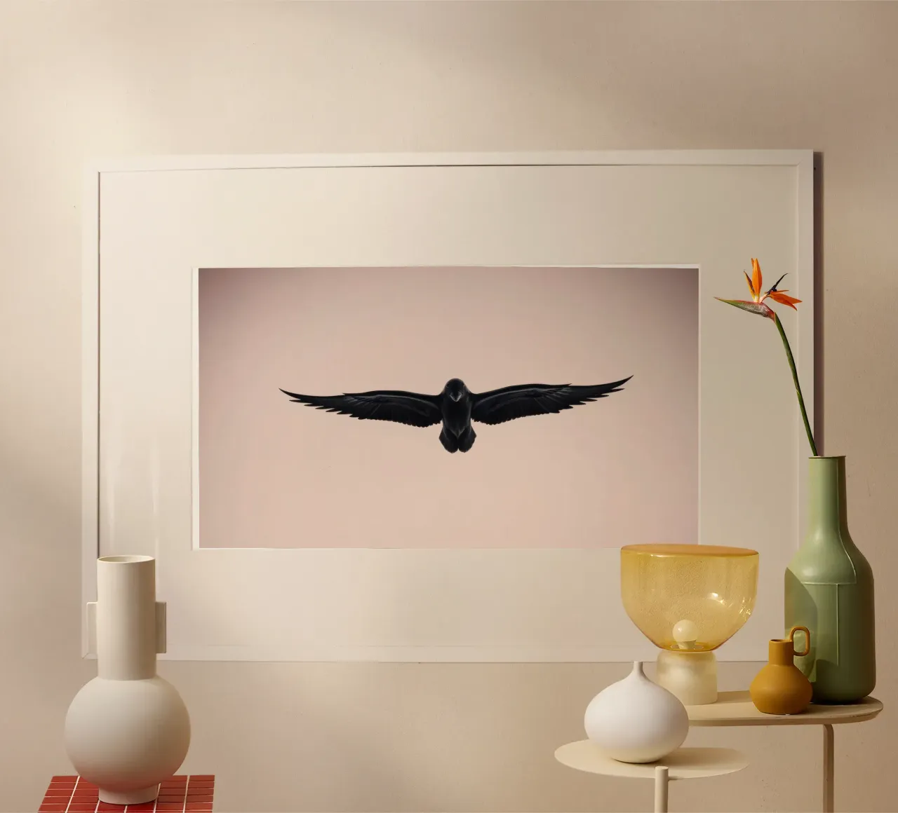 Majestueux oiseau noir s'élevant dans un ciel doux et pastel poster avec cadre en aluminium de DesignDoodle