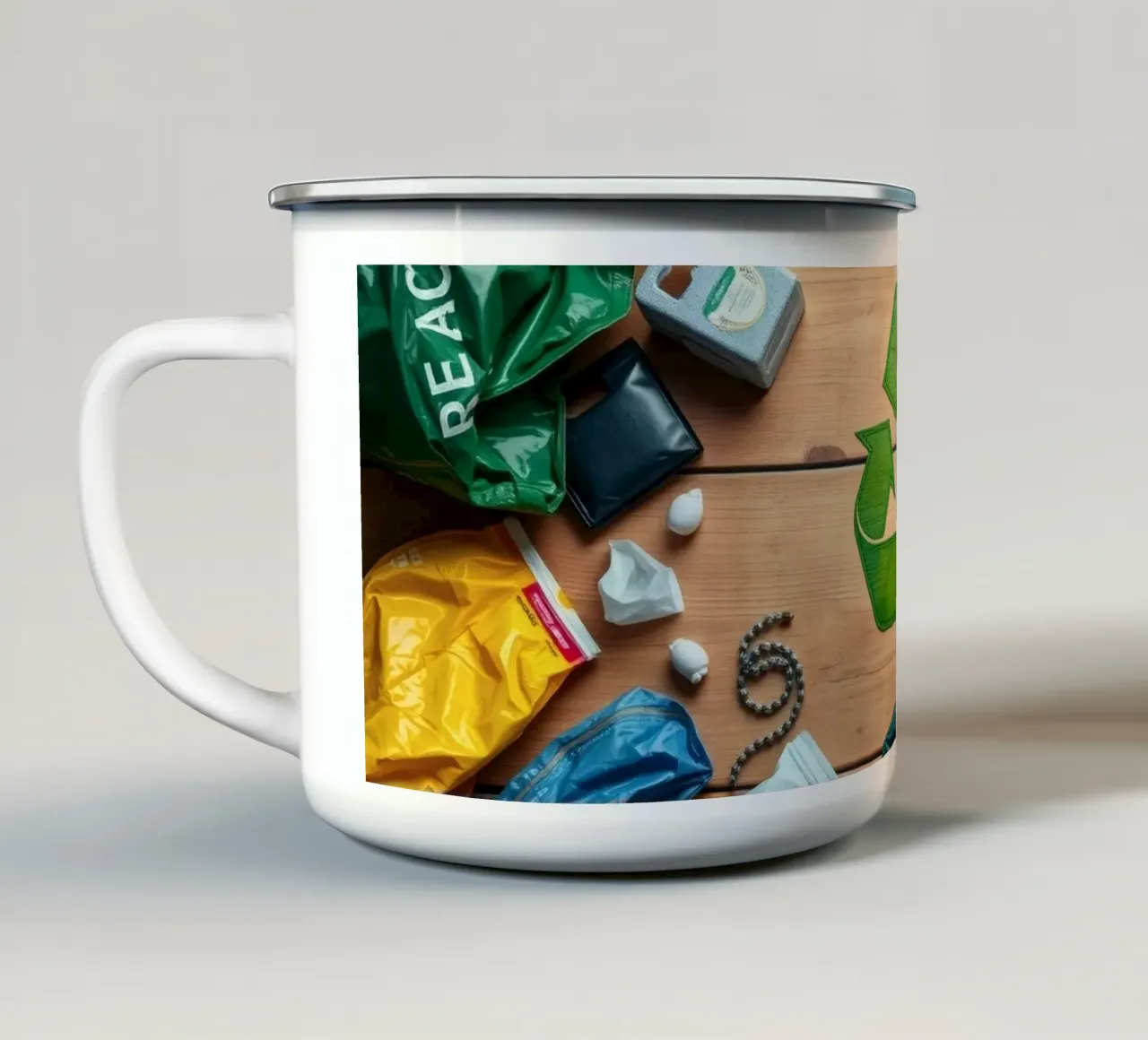 Simboli di riciclaggio circondati da vari materiali di scarto tazza in smalto da DesignDoodle