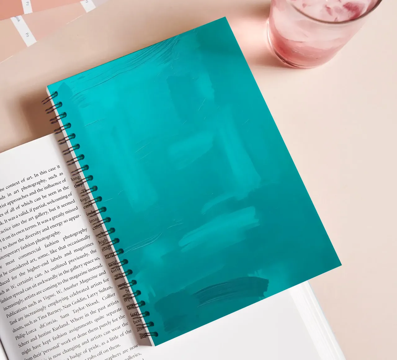 Peinture abstraite turquoise vif mettant en valeur les coups de pinceau carnet à spirale de DesignDoodle