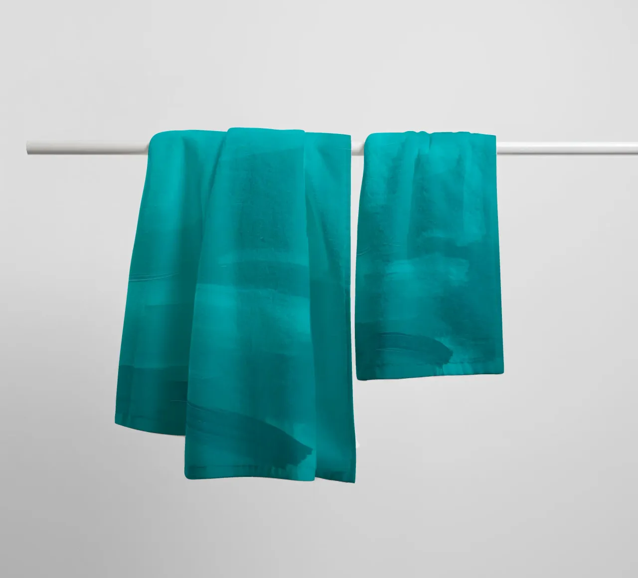 Vivace dipinto astratto turchese con pennellate di colore asciugamano da bagno da DesignDoodle