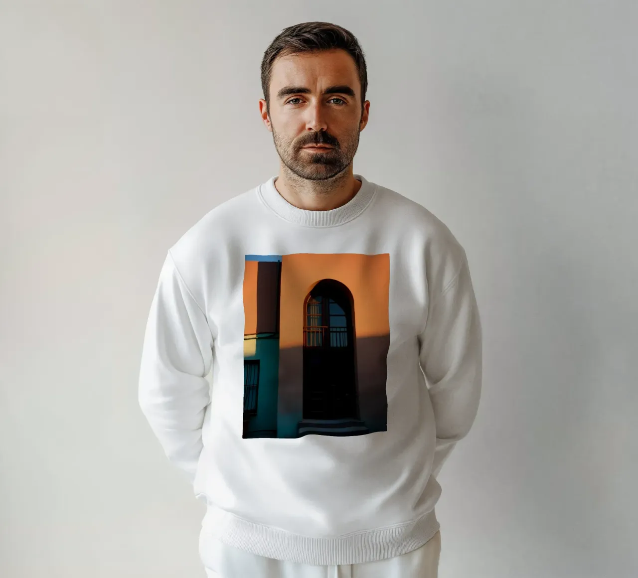 Helder avondzonlicht werpt schaduwen op een kleurrijk gebouw sweatshirt van DesignDoodle