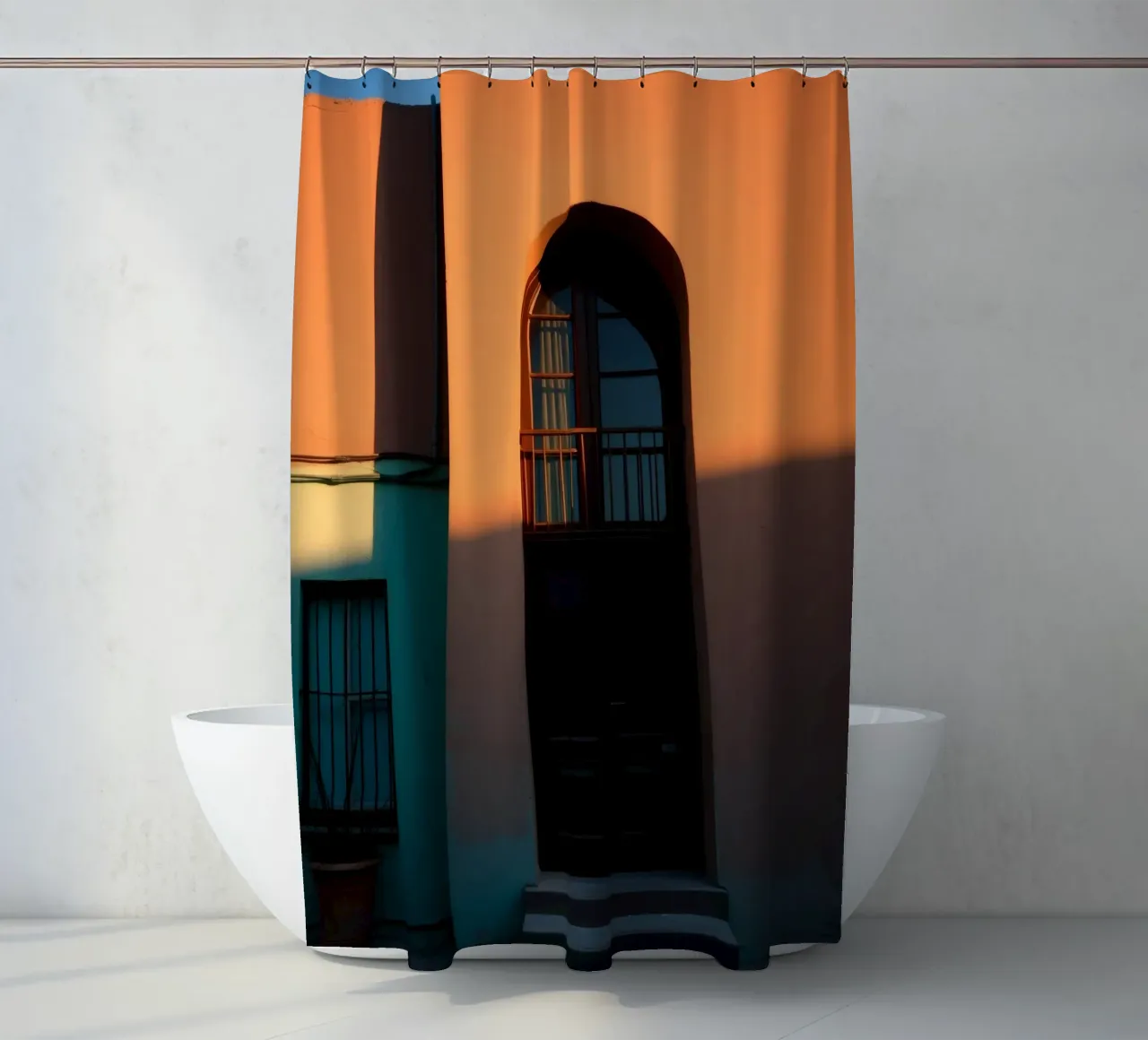 Helder avondzonlicht werpt schaduwen op een kleurrijk gebouw douchegordijn van DesignDoodle