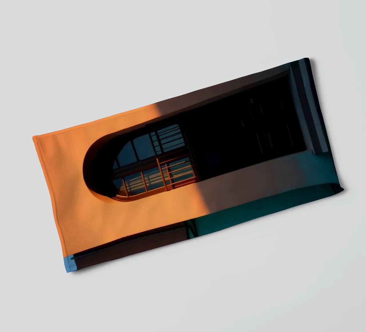 Helder avondzonlicht werpt schaduwen op een kleurrijk gebouw badhanddoek van DesignDoodle