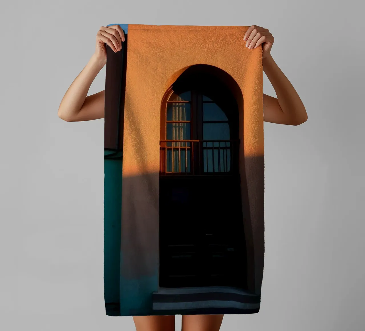 Helder avondzonlicht werpt schaduwen op een kleurrijk gebouw badhanddoek van DesignDoodle