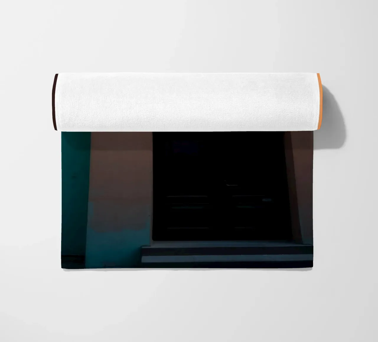 Helder avondzonlicht werpt schaduwen op een kleurrijk gebouw strandhanddoek van DesignDoodle