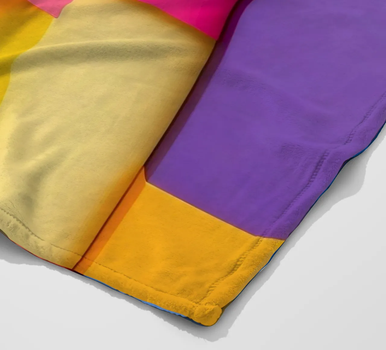 Forme geometriche colorate creano un vivace design astratto coperta in pile da DesignDoodle