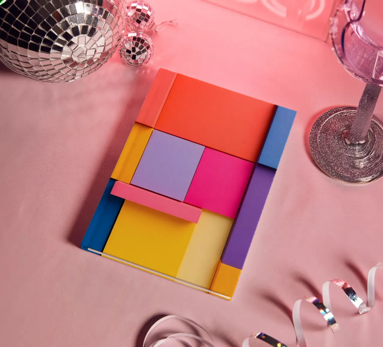 Kleurrijke geometrische vormen creëren een levendig abstract ontwerp notitieboek van DesignDoodle