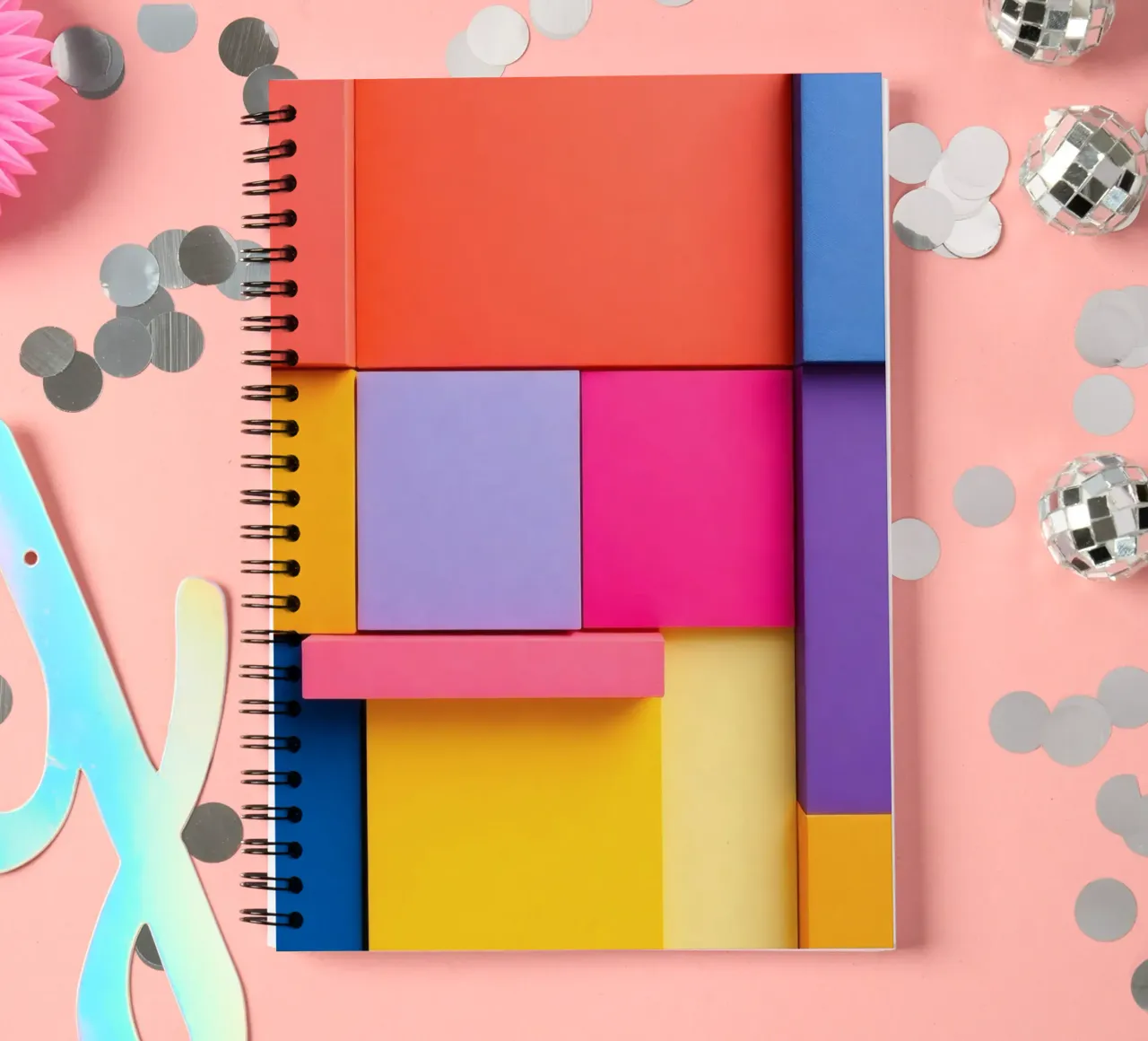 Des formes géométriques colorées créent un motif abstrait vibrant. carnet à spirale de DesignDoodle