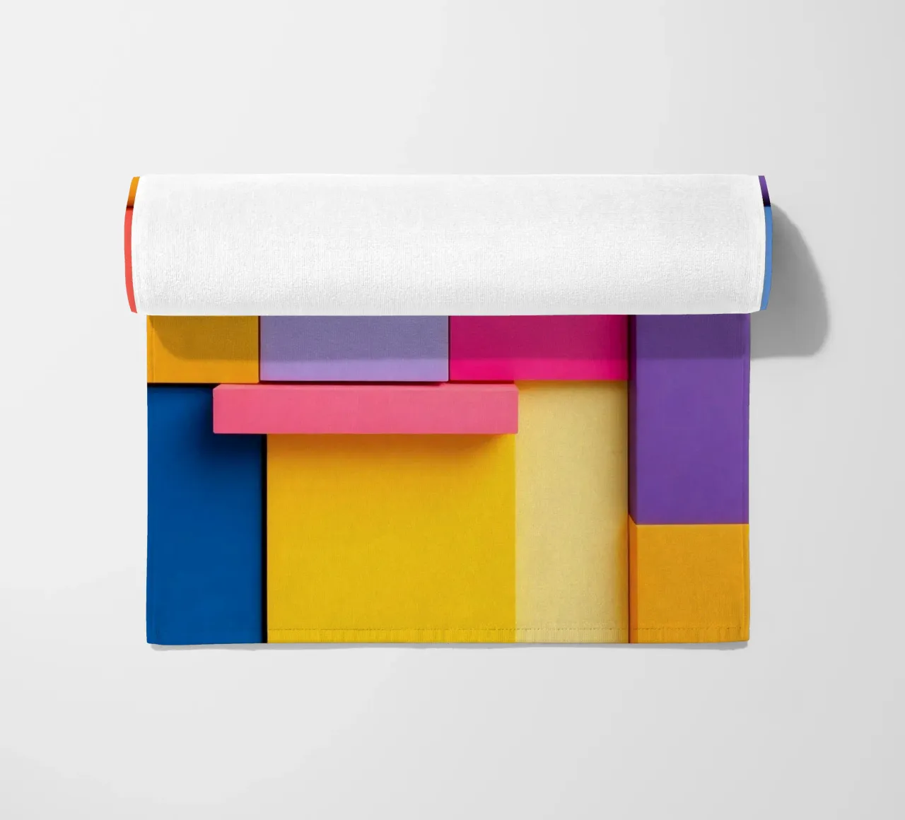 Forme geometriche colorate creano un vivace design astratto telo mare da DesignDoodle