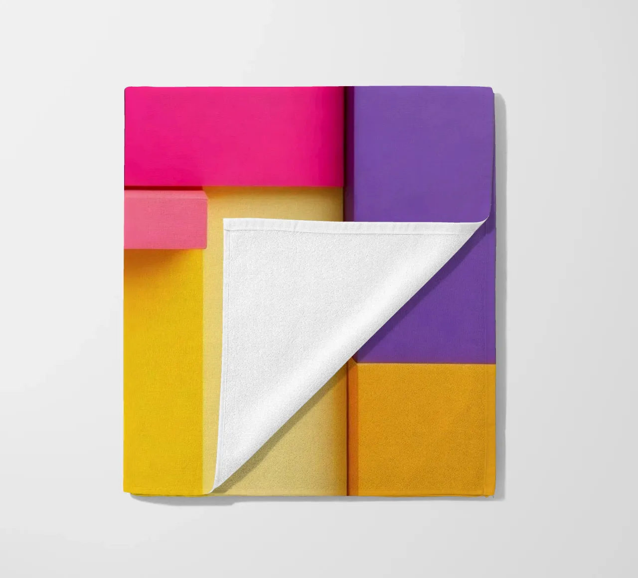 Forme geometriche colorate creano un vivace design astratto telo mare da DesignDoodle