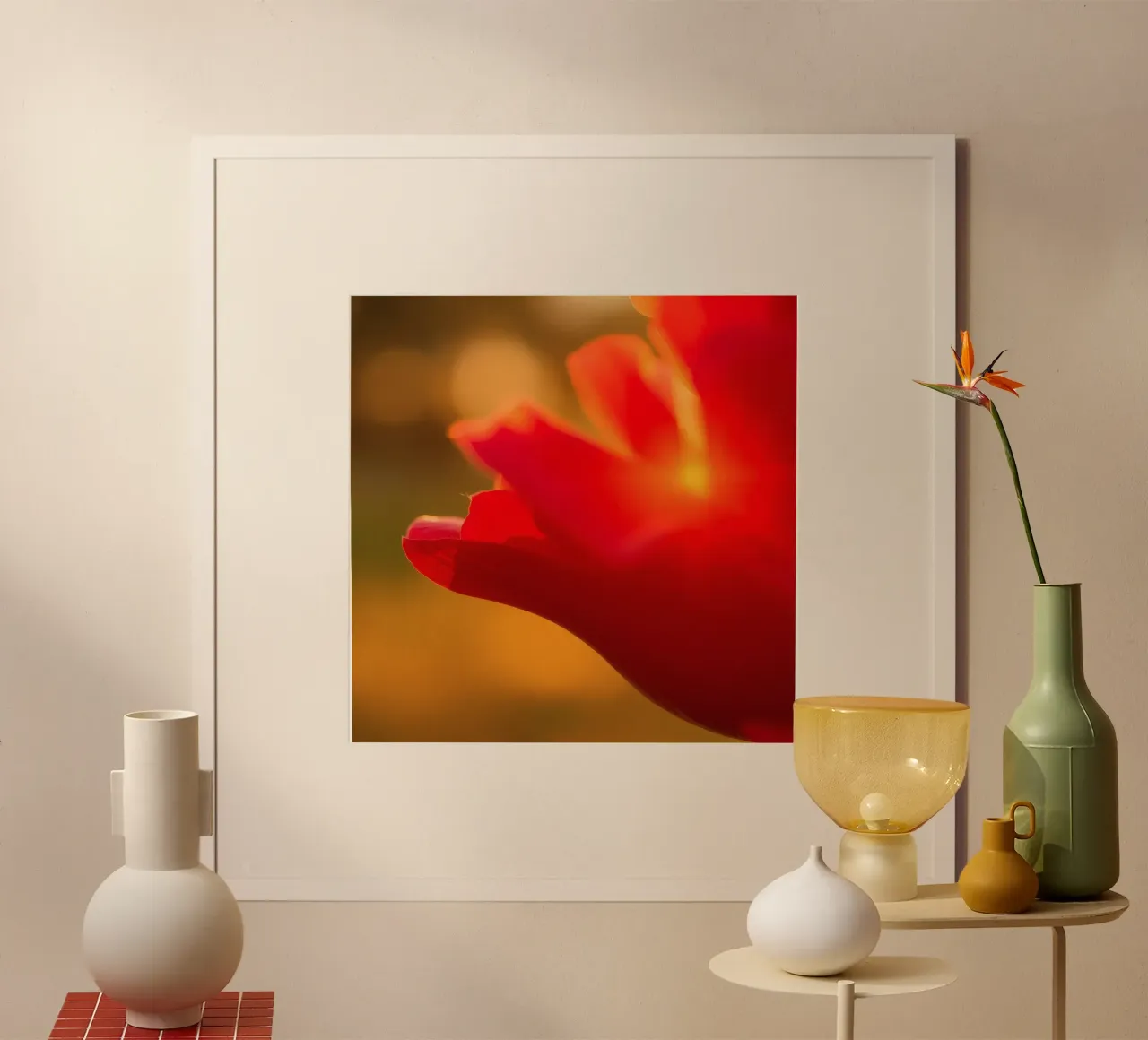 rotes, vom Sonnenlicht beleuchtetes Blütenblatt Poster mit Holzrahmen von DesignDoodle