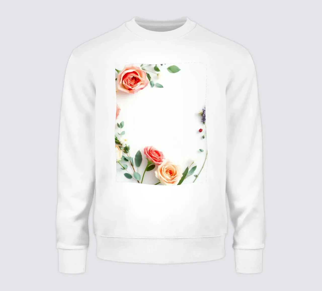 Rose e fogliame disposti in modo splendido su una superficie bianca felpa da DesignDoodle