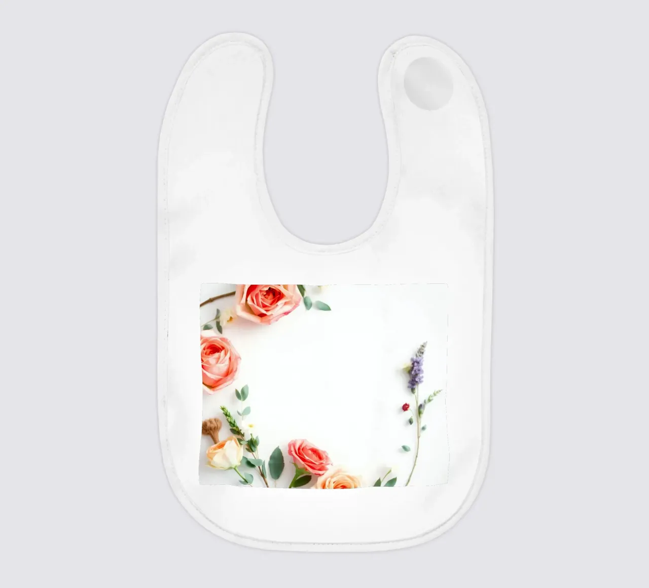 Rose e fogliame disposti in modo splendido su una superficie bianca bavaglino da DesignDoodle