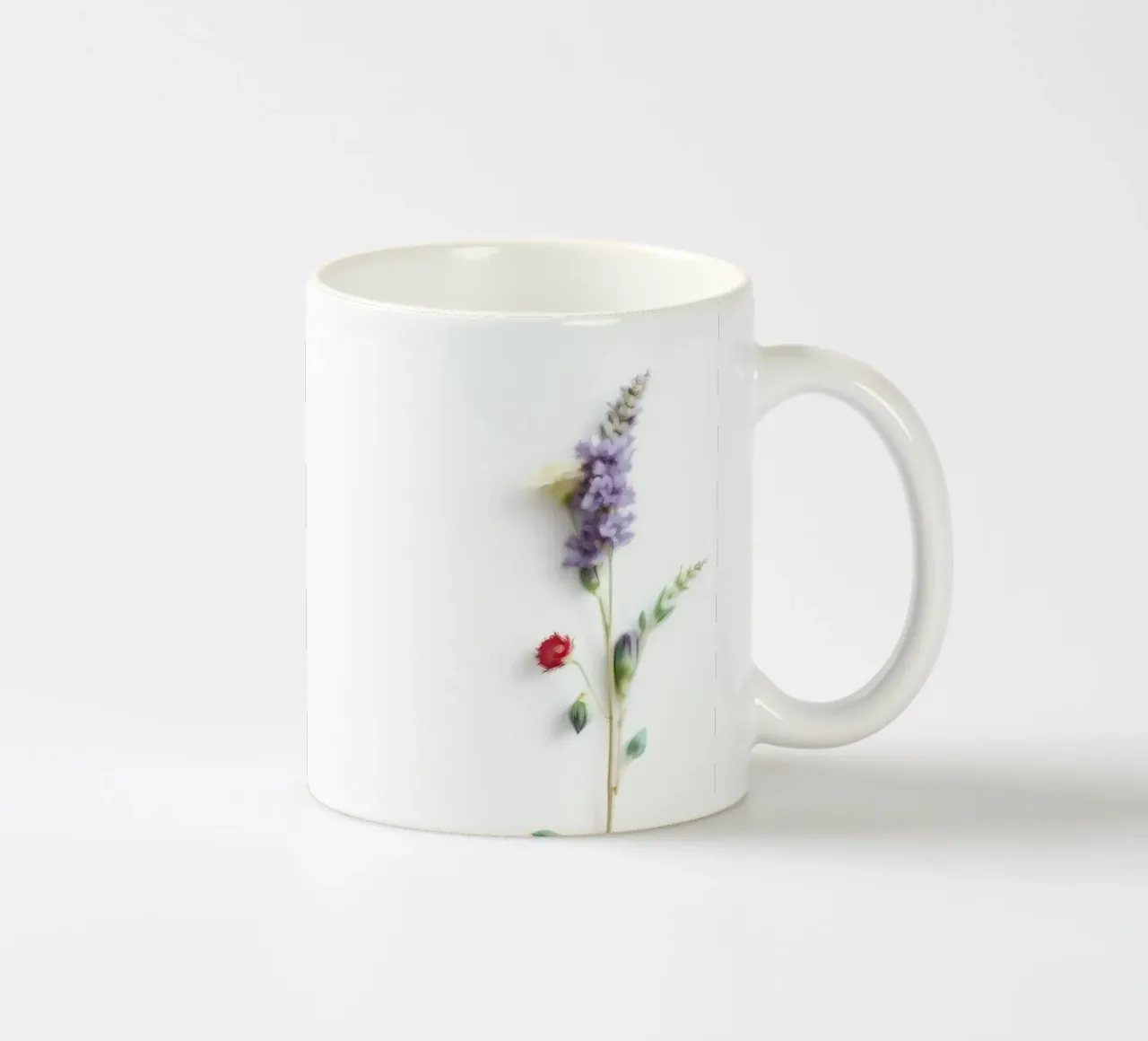 Rose e fogliame disposti in modo splendido su una superficie bianca tazza in ceramica da DesignDoodle