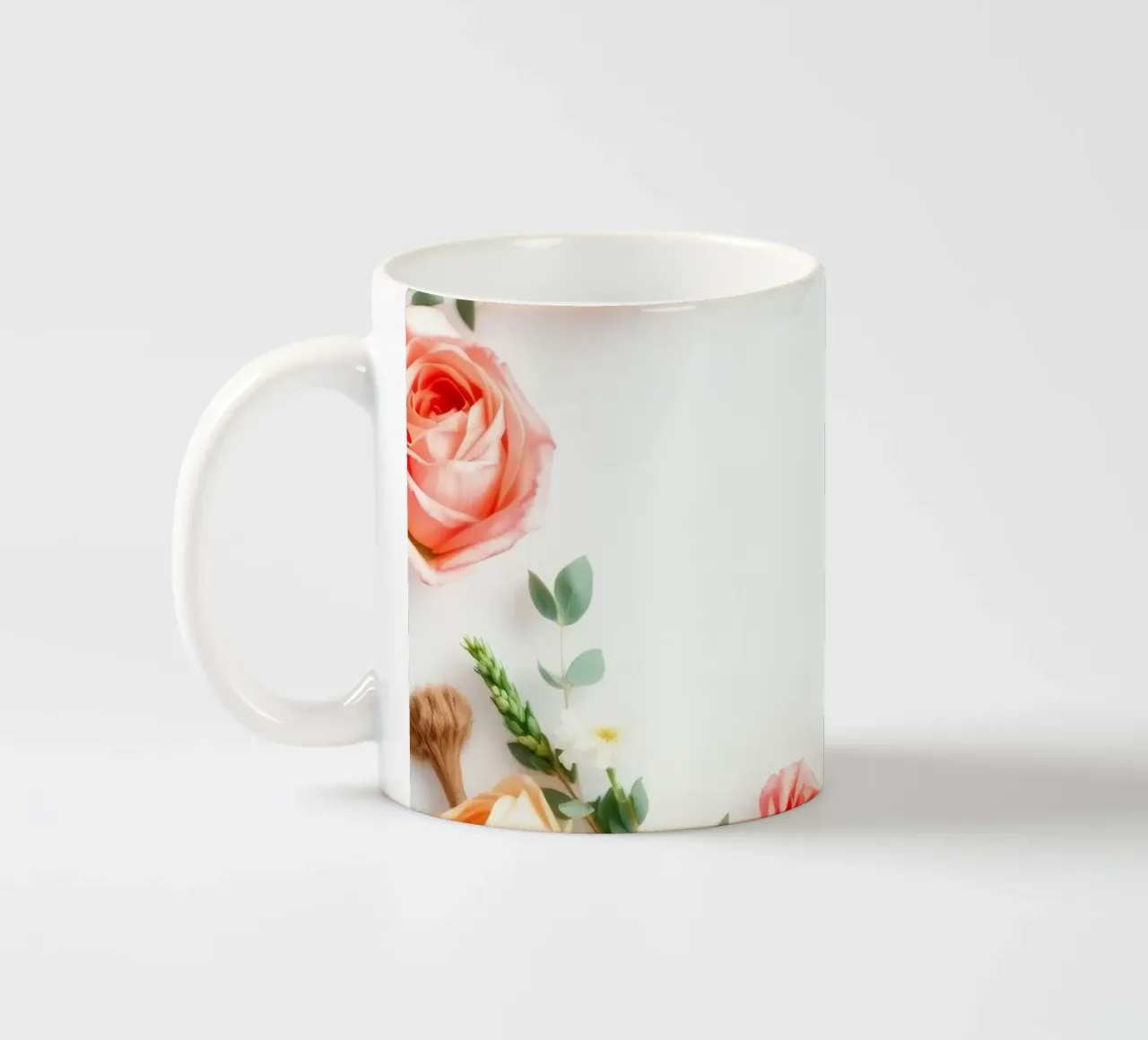 Rose e fogliame disposti in modo splendido su una superficie bianca tazza in ceramica da DesignDoodle