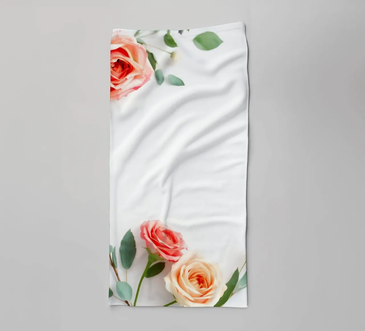 Rosen und Laub wunderschön auf einer weißen Fläche arrangiert Handtuch von DesignDoodle