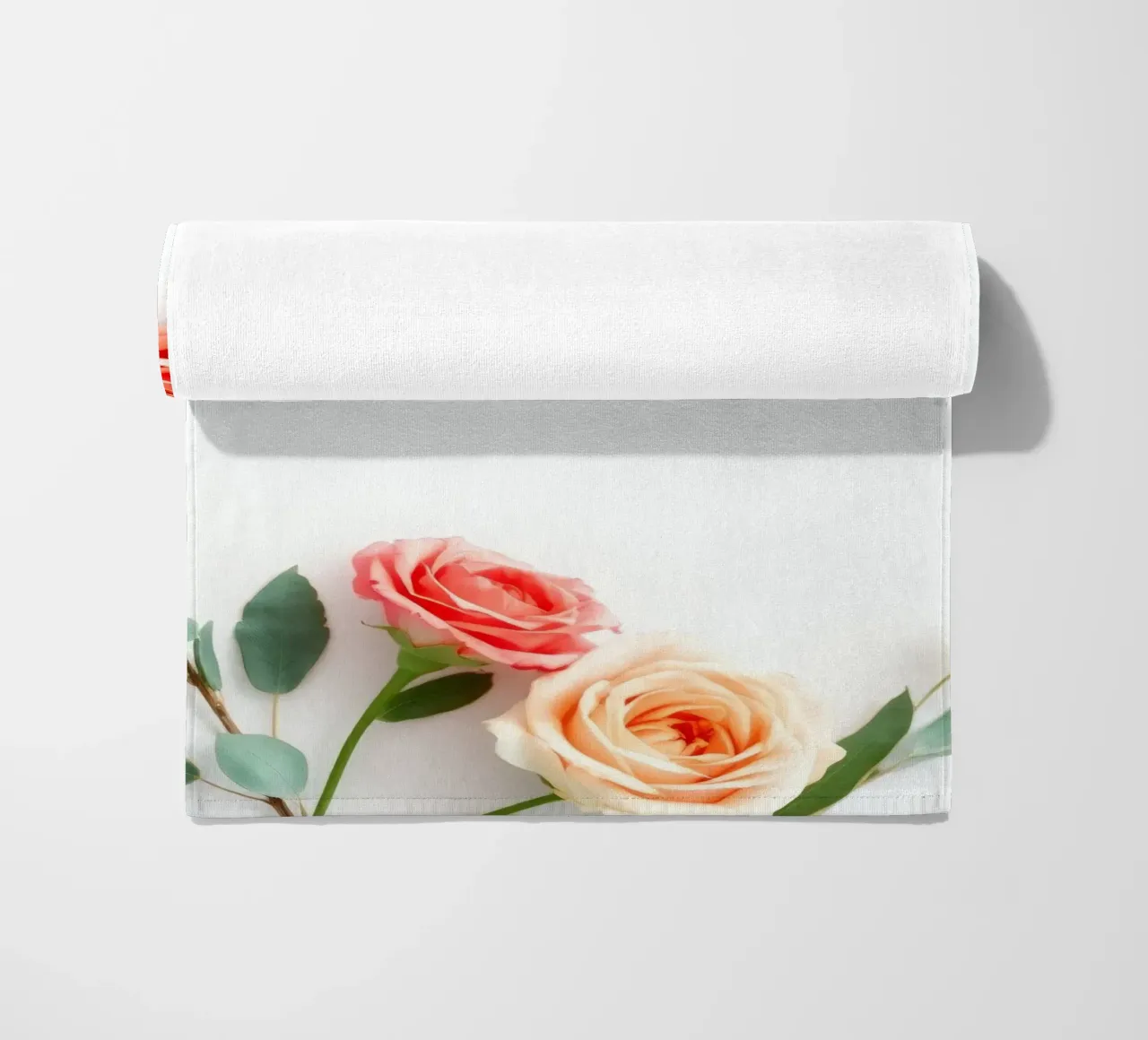 Rose e fogliame disposti in modo splendido su una superficie bianca telo mare da DesignDoodle