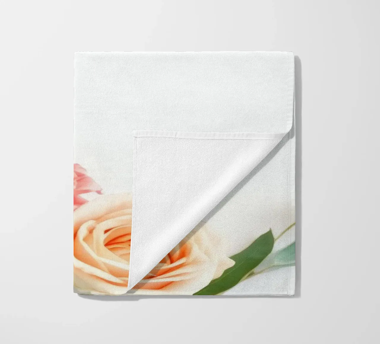 Rose e fogliame disposti in modo splendido su una superficie bianca telo mare da DesignDoodle