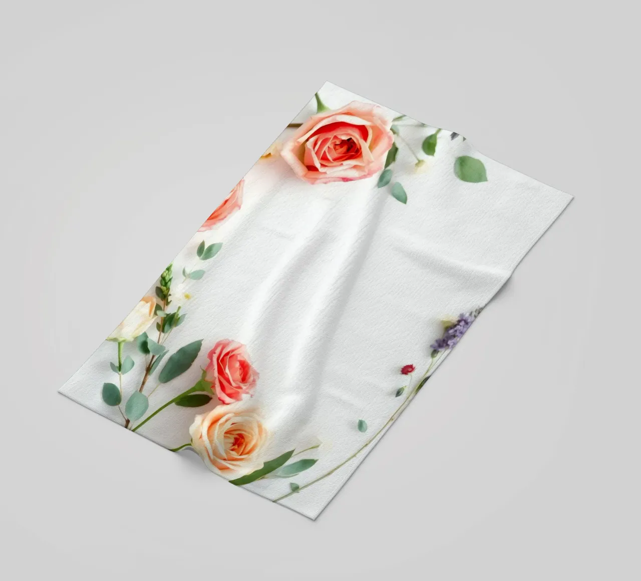 Rose e fogliame disposti in modo splendido su una superficie bianca telo mare da DesignDoodle