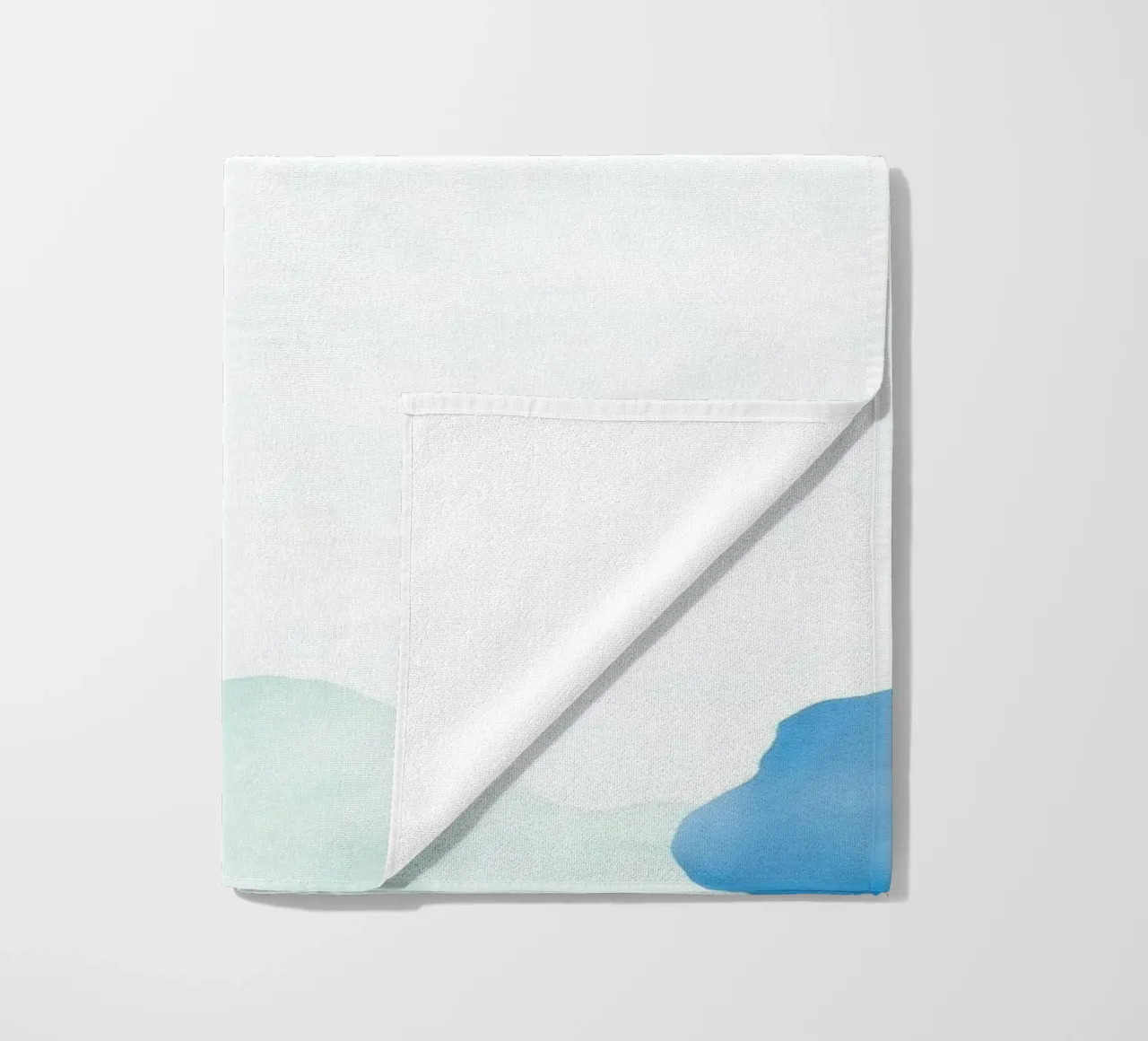 Disegno astratto ad acquerello con blu e verde tenui telo mare da DesignDoodle