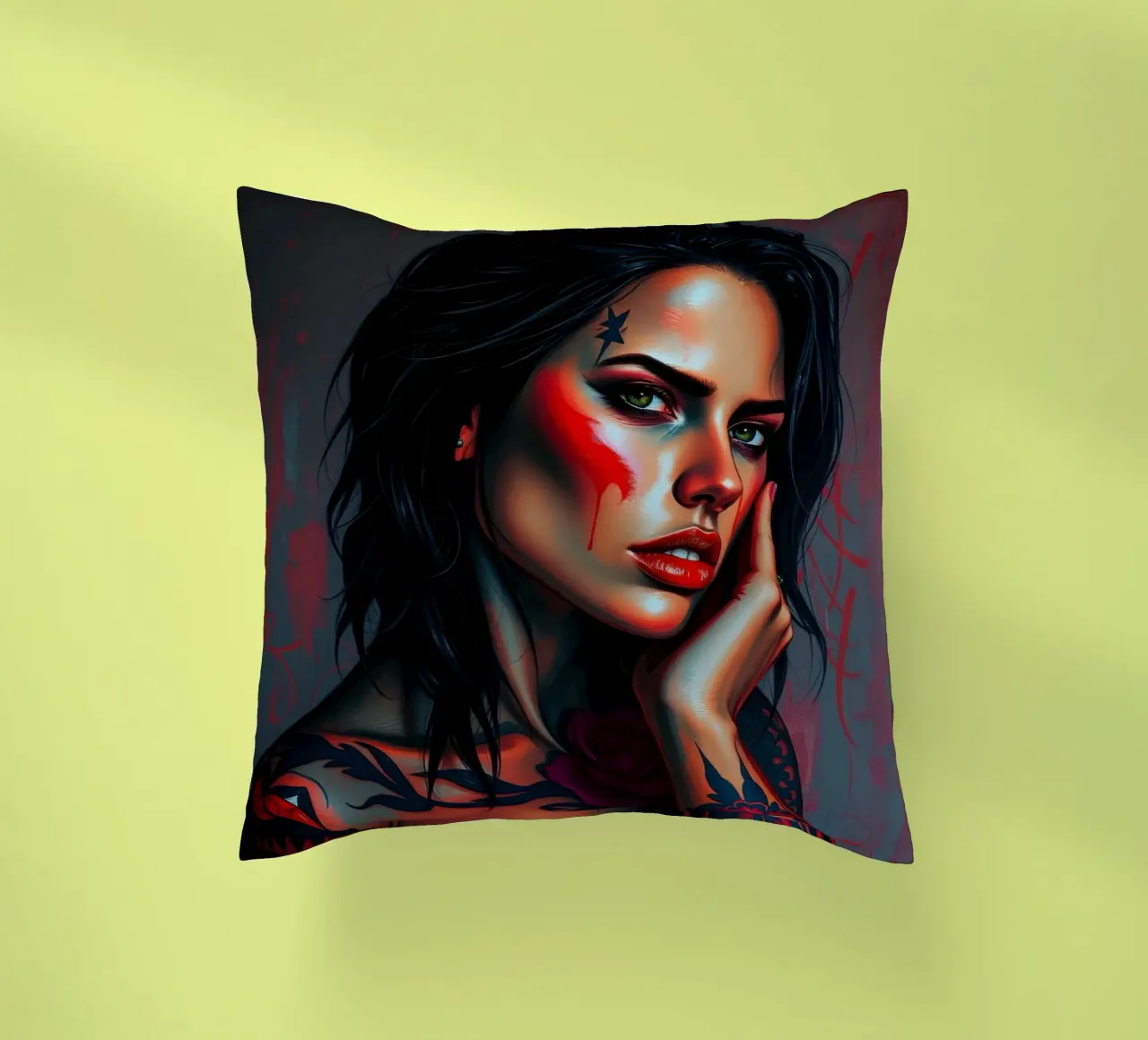 Ritratto artistico di una donna con tatuaggi di grande effetto cuscino da DesignDoodle