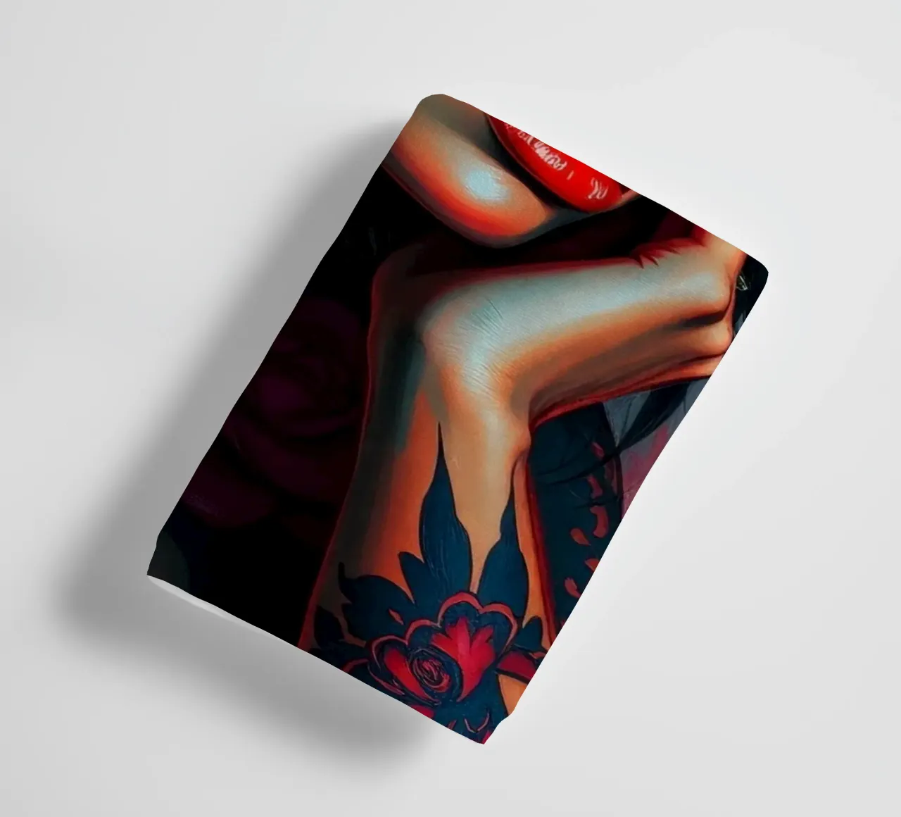 Ritratto artistico di una donna con tatuaggi di grande effetto asciugamano da bagno da DesignDoodle