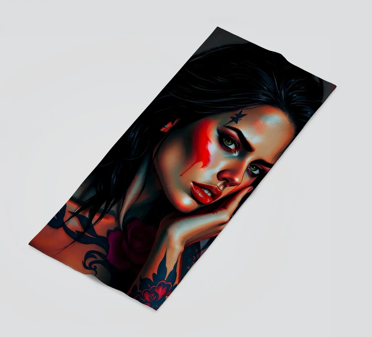 Ritratto artistico di una donna con tatuaggi di grande effetto telo mare da DesignDoodle