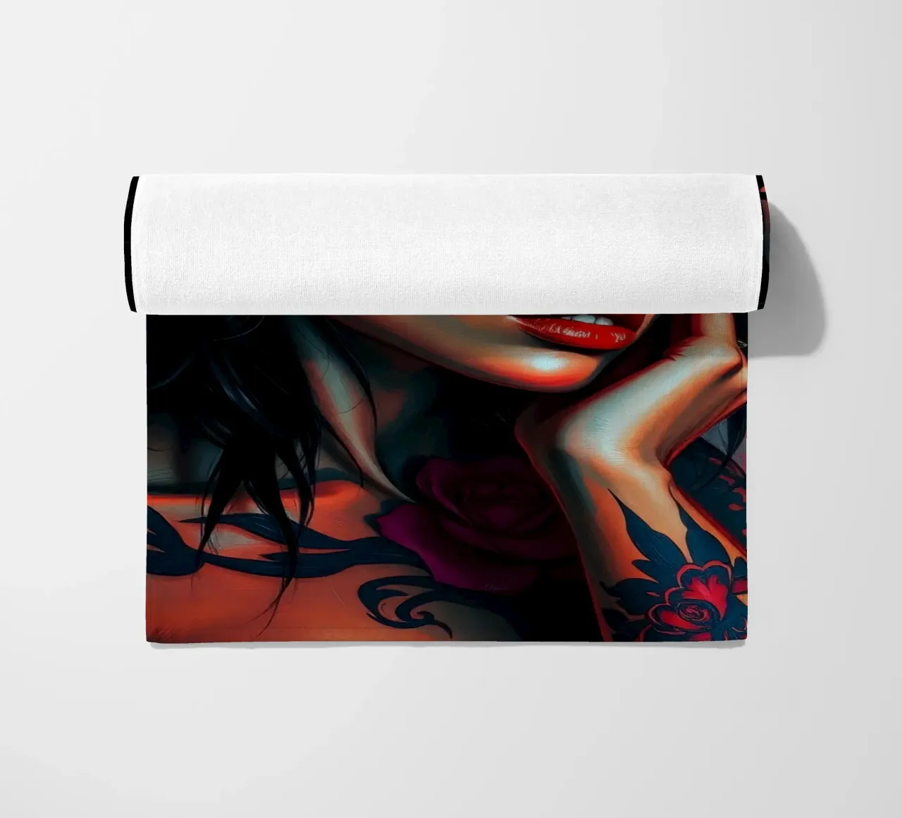 Ritratto artistico di una donna con tatuaggi di grande effetto telo mare da DesignDoodle