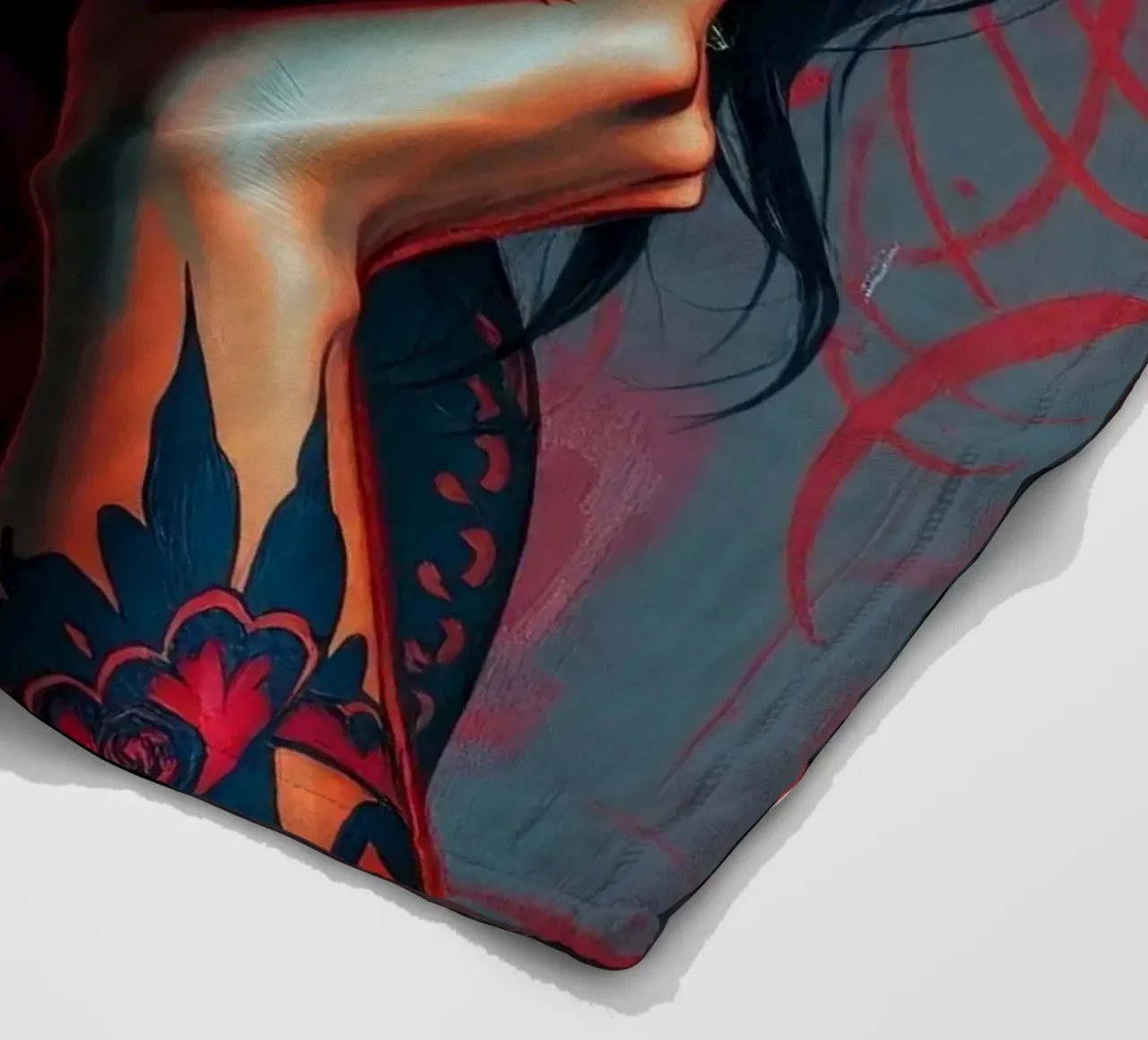 Ritratto artistico di una donna con tatuaggi di grande effetto coperta in pile da DesignDoodle