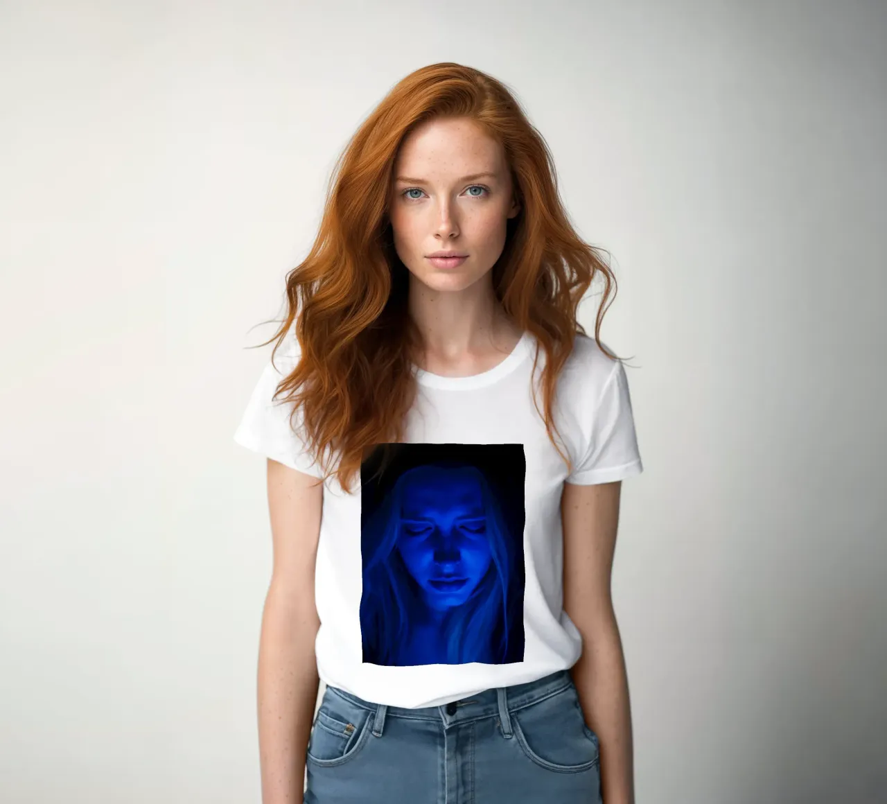 Donna con luce blu incandescente in introspezione in una stanza buia t-shirt da donna da DesignDoodle
